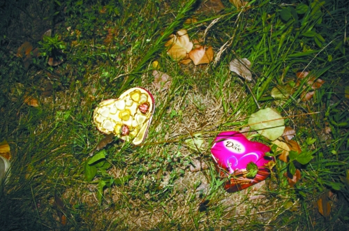 今天是七夕節(jié)，但這對(duì)愛(ài)人或許無(wú)法甜蜜分享這盒巧克力了……