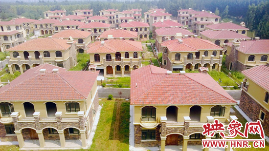 這里的別墅共計(jì)30多棟，有兩層的，也有三層的，主體、裝修都已經(jīng)完工