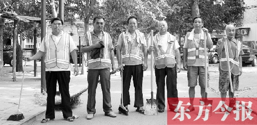 昨天下午6點(diǎn)，6名環(huán)衛(wèi)工人相伴乘坐B1返回27公里外的花園口村。