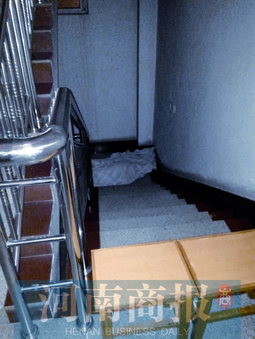 昨晚7點多，女孩的尸體還未移走 見習記者 姬中貴/攝