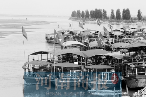 這些出航的船只，都沒(méi)有相關(guān)資質(zhì) 記者 王春勝/攝