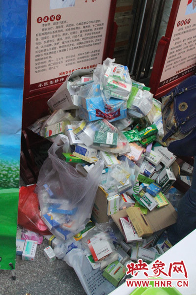 兌換點(diǎn)負(fù)責(zé)人表示，一整天兌換的過(guò)期藥有這樣的七八倍