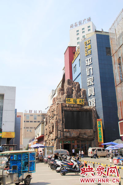 在該酒店一層的入口處，屹立著一座4層樓高的假山，氣勢(shì)雄偉。