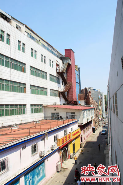 該家具賣場(chǎng)共6層樓，第7層建筑與其他樓層風(fēng)格迥然不同，有明顯后期加蓋痕跡