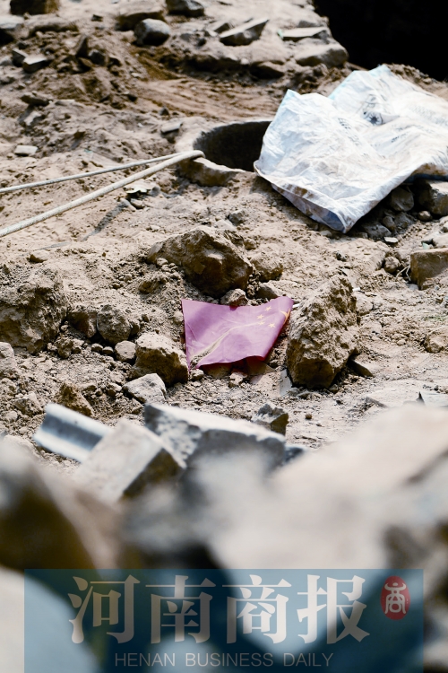 　　孩子墜井前，手里拿著國旗，邊走邊玩……