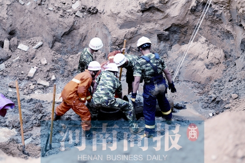 　　7個多小時的奮力救援，也沒能救回這個孩子