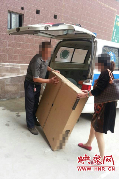 工作人員正在搬卸家具。