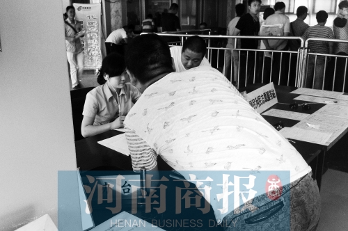 戴著耳機工作，挺“愜意”