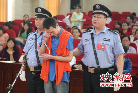 庭審現(xiàn)場，幾度流下淚水的小偉，后悔當初太過沖動。魏海勇-攝