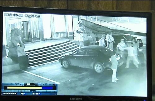 警察被襲時(shí)的視頻截圖 警察被襲時(shí)的視頻截圖