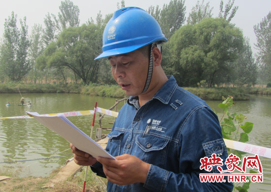 登塔之前，樊建軍在做最后的安全指示