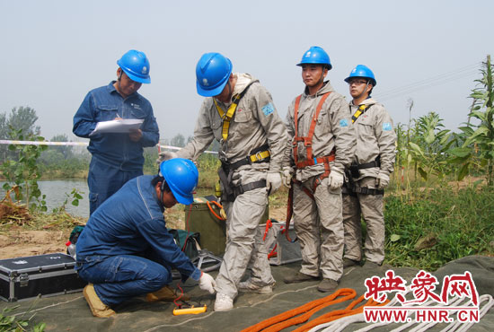 “弟兄們”每次上塔作業(yè)，樊建軍都要認真核對檢查，不容一絲失誤出現(xiàn)。