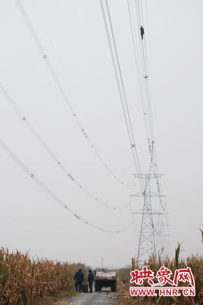 樊建軍自已笑稱，他們更像是一群“高空舞者”。