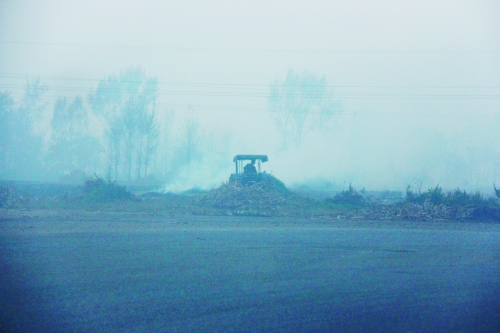 　9月底，南陽市社旗縣一處秸稈焚燒現(xiàn)場(chǎng)。此次督察通報(bào)，該縣被罰款9萬元。