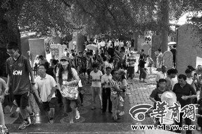 每天都有大量游客涌來，探訪他們心目中的少林