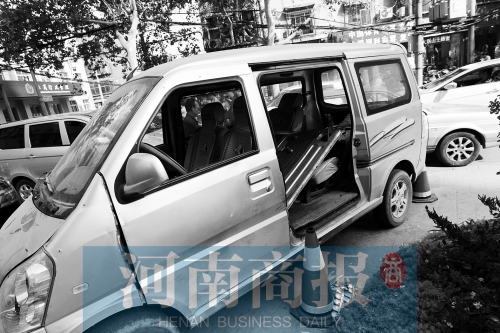 　面包車的后座上，放著被掰掉的車門