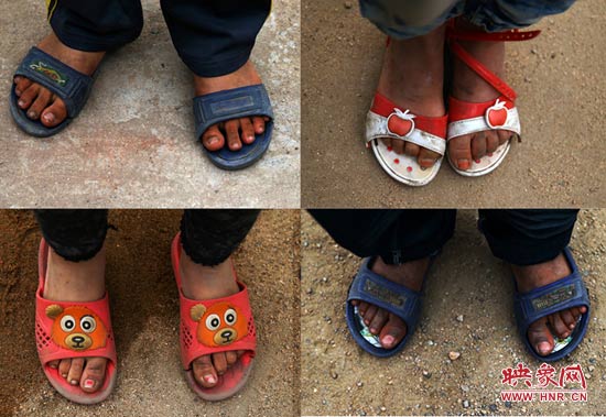 山里的溫度已經(jīng)很低了，有些孩子還是光腳穿著拖鞋。