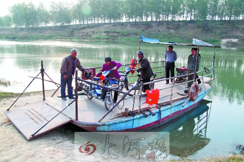 18年來，盛衛(wèi)川堅持每日如此，為河兩岸的人擺渡。