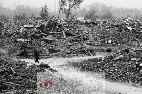 綠城街頭，海量的建筑垃圾令人觸目驚心。