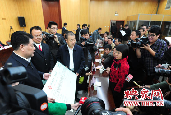 最高人民法院執(zhí)行局局長劉貴祥、河南省高級人民法院院長張立勇親手為申請執(zhí)行人員發(fā)放執(zhí)行款