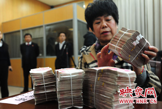 當(dāng)天共發(fā)放執(zhí)行款4110萬元。其中，支票4018萬元，現(xiàn)金92萬元。