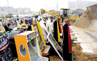 昨日16時，在鄭州市公安局治安支隊院內(nèi)，省會警方集中銷毀了“雷霆”行動中查獲的賭博機等涉賭物品