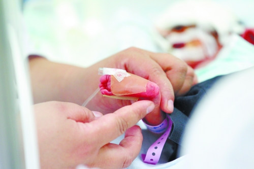 早產(chǎn)兩個月，孩子的生命之路更需要親人的陪伴。