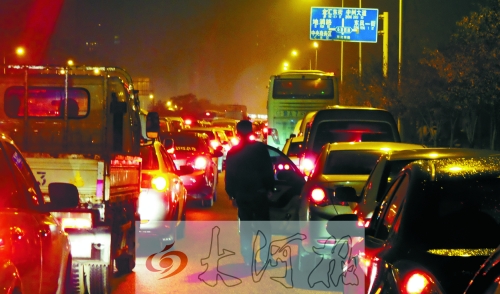 上周五晚上7點(diǎn)多,東風(fēng)東路車輛擁堵,一個(gè)多小時(shí)只能前行100米。