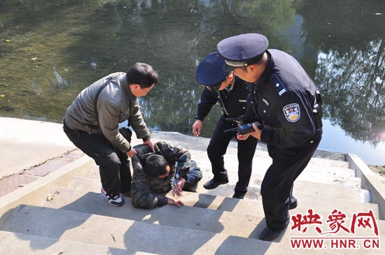 該男子滾入冰冷的金水河，嗆了幾口污水，連滾帶爬從水中出來，隨后被金水路派出所民警救上岸。