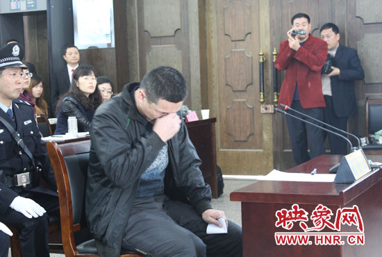 庭審現(xiàn)場(chǎng)，被告人常樹民哽咽著宣讀手中的悔恨書。