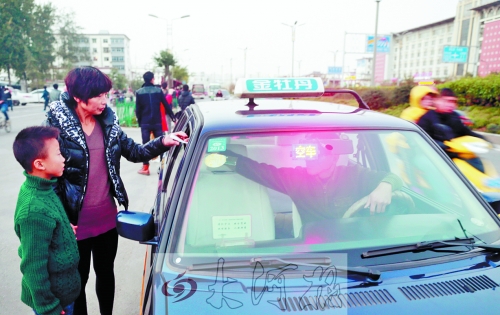 看見有帶小孩的乘客，王師傅都會遞上字條，提醒乘客。