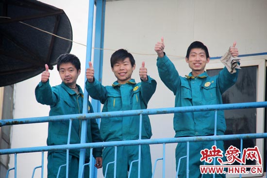 干的好的時候，他們會給同伴豎起大拇指