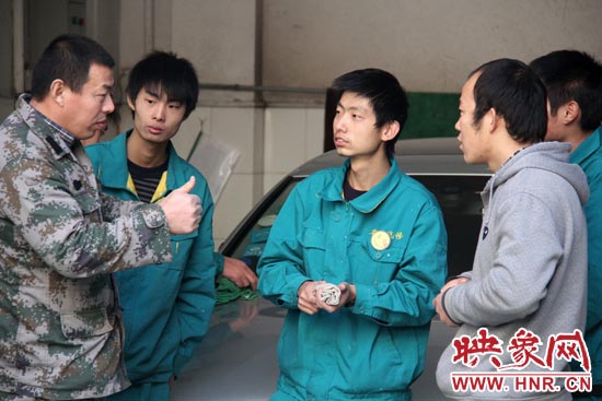 楊冠軍（左）在和兄弟們交流時，多數(shù)都是用手語