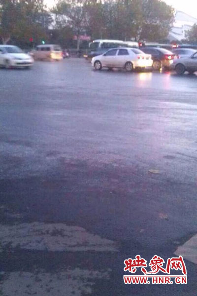 中原路與嵩山路交匯處路面因?yàn)⑺Y(jié)冰。（圖片來(lái)自網(wǎng)絡(luò)）