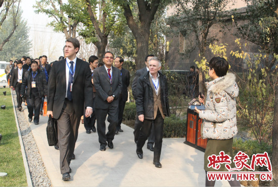 河南鄭州2013服務外包大會的嘉賓們參觀了金水科教園區(qū)和河南外包產(chǎn)業(yè)園并留下了深刻的印象。