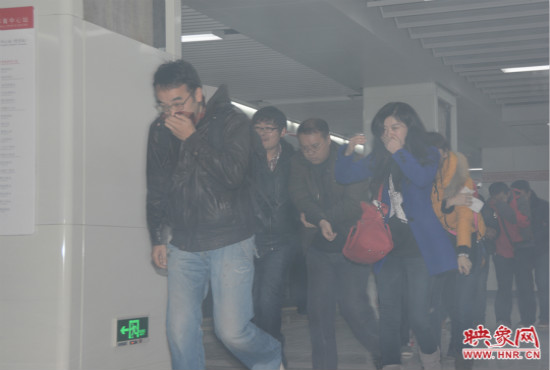 演習中，地鐵乘客從地鐵車廂中跑出。