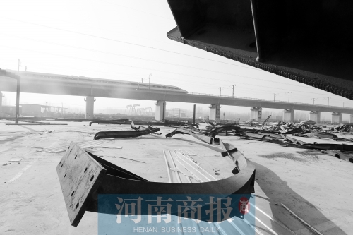 　鐵路兩側(cè)，不少建筑物已經(jīng)被拆除