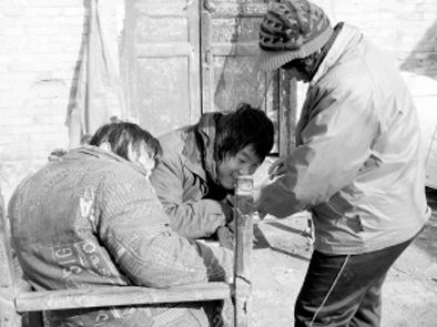 去年年初，武文英和雙胞胎腦癱兒子。圖片來(lái)源/《周口晚報(bào)》