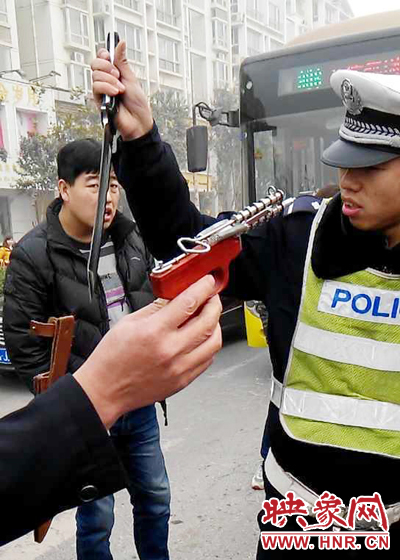 據(jù)當事交警描述，男子自知車上有刀，在車輛被逼停后，車上的另一名男子試圖將刀具交給到達現(xiàn)場的同伴。