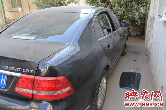 12月12日，鄭州金水區(qū)一小區(qū)汽車車窗被撬