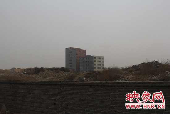 一墻之隔，但內(nèi)外環(huán)境卻截然不同