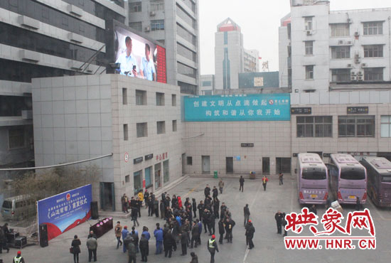 大巴車內(nèi)均在播放著這部以農(nóng)民工討薪為題材的微電影。