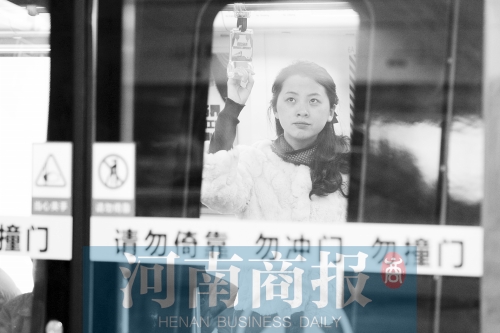 首個上班高峰，地鐵乘客以年輕的上班族為主