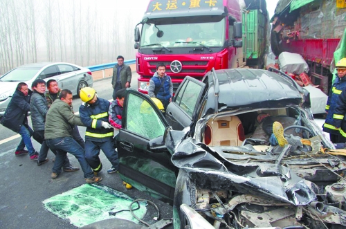 現(xiàn)場(chǎng)慘不忍睹，眾人合力施救。