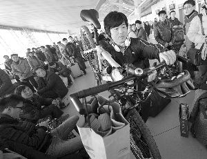 由于媽媽生病，盧文成只得中途放棄騎行改乘火車(chē)趕回老家。