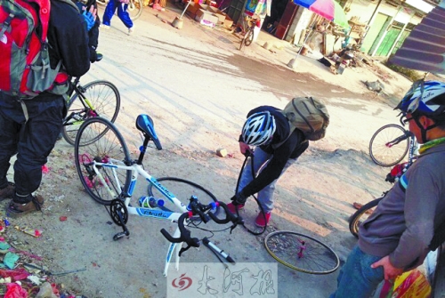 運氣不好，十分鐘被扎了兩次胎，只能自己修車。