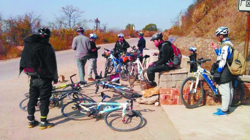 1月21日，他們路過湖南中路鋪鎮(zhèn)，在路邊短暫休息。