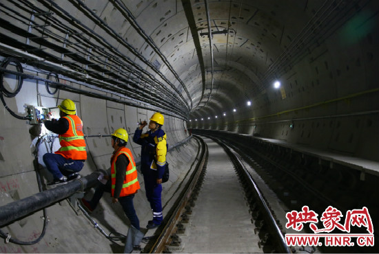 設施設備部通號室信號專業(yè)工程師正帶領著同事們進行軌道信號轉轍機零件更換。