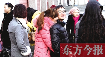 在鄭州市二七區(qū)婚姻登記處，新人們在門外排長隊(duì)