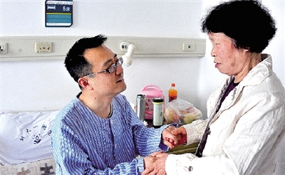 “媽媽,謝謝您的支持!”耿斌拉著媽媽的手。